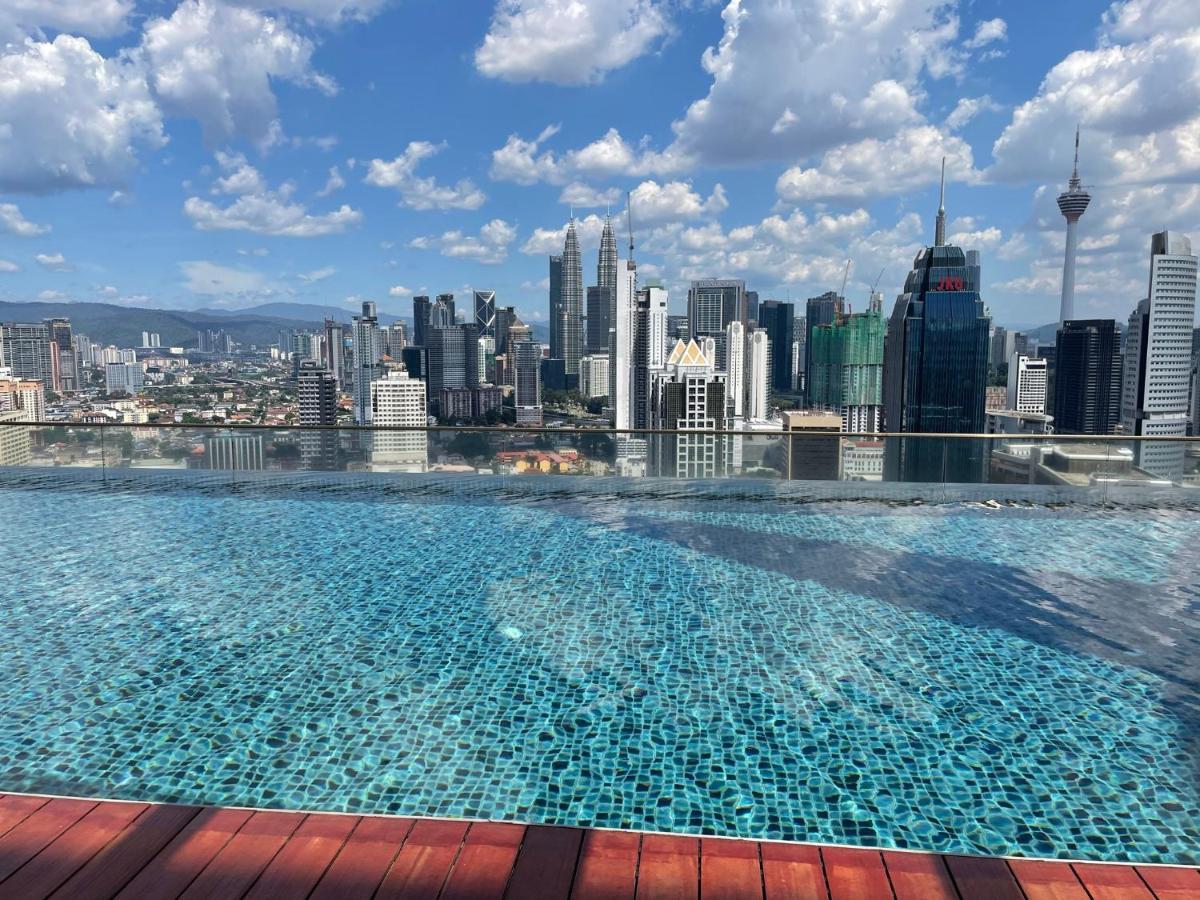 Regalia Sky Pool Klcc By Pasira Home 쿠알라룸푸르 외부 사진