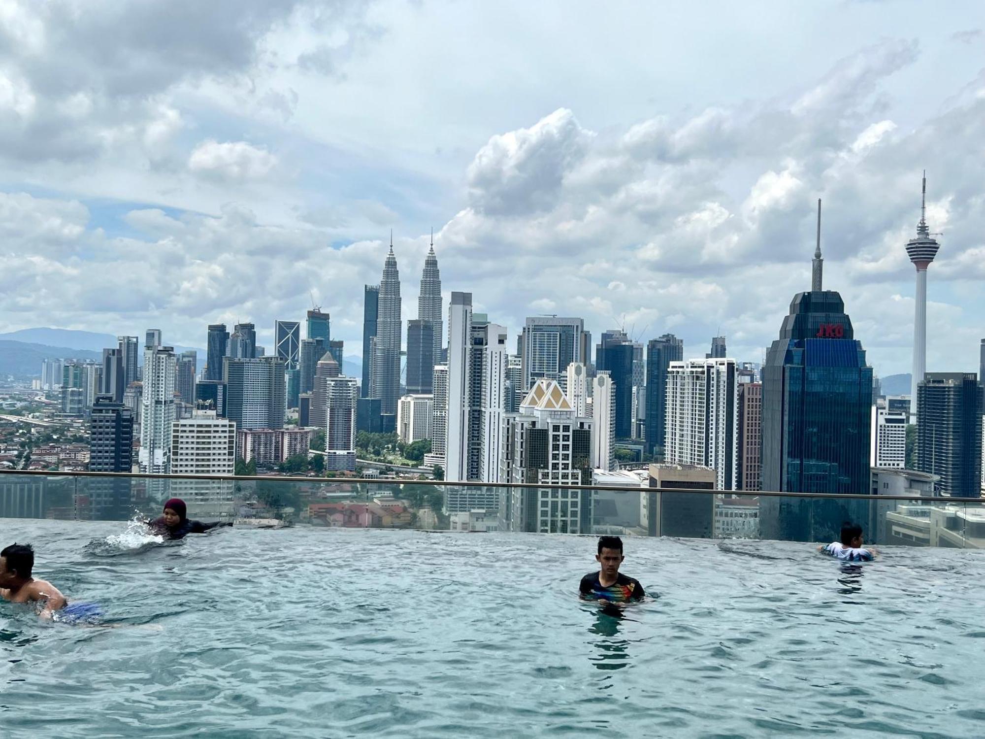 Regalia Sky Pool Klcc By Pasira Home 쿠알라룸푸르 외부 사진