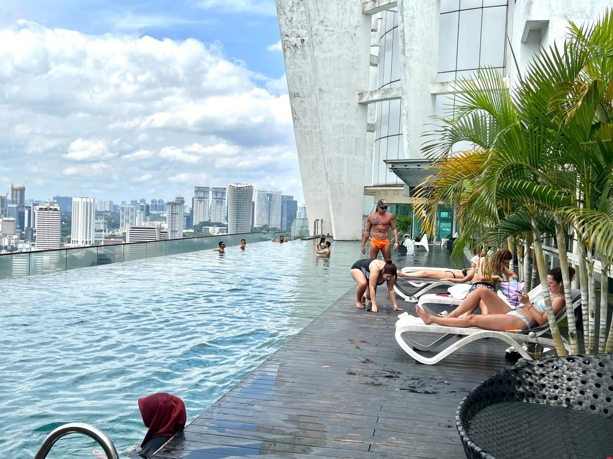 Regalia Sky Pool Klcc By Pasira Home 쿠알라룸푸르 외부 사진